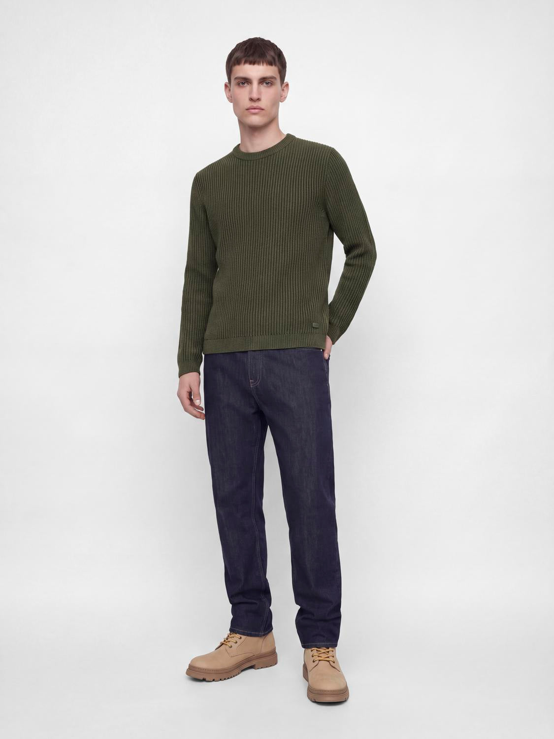 model_shot-front_full